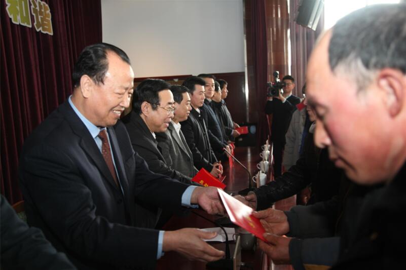 F:\照片\2018年\17农民工\新建文件夹\发放救助金.jpg