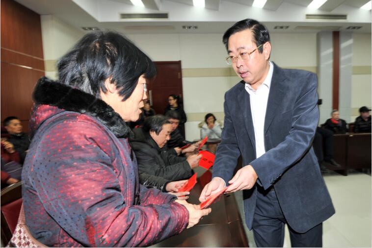 栾局长发钱.jpg