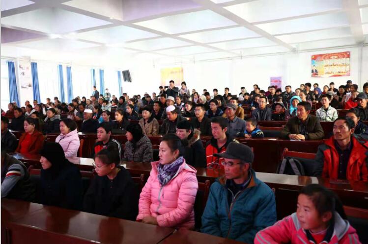 181102受助学生及家长参加仪式.jpg