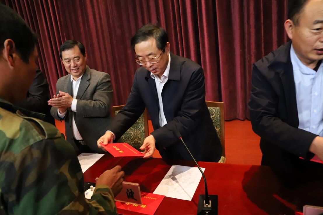 栾局长发钱1.jpg