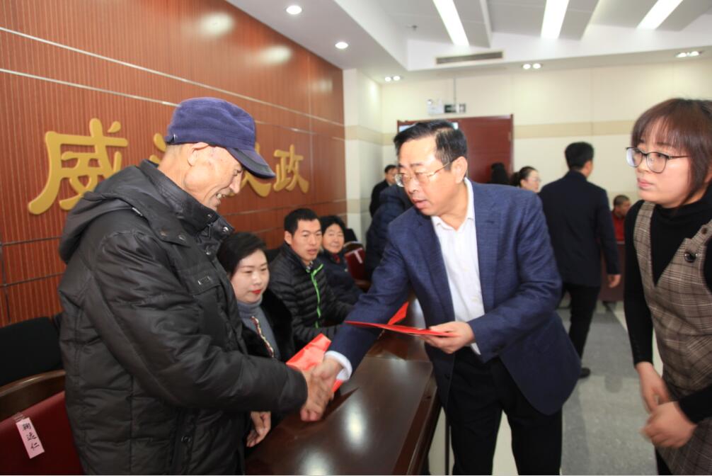 栾局长发钱.jpg