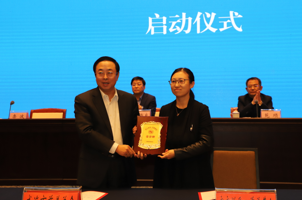 与家家悦发放奖牌.png