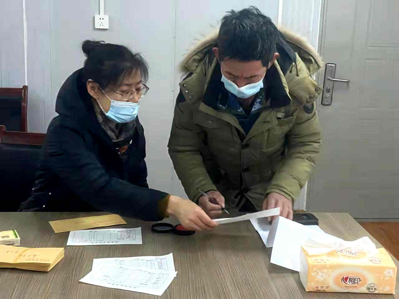 1遇困农民工收到救助金。.jpg