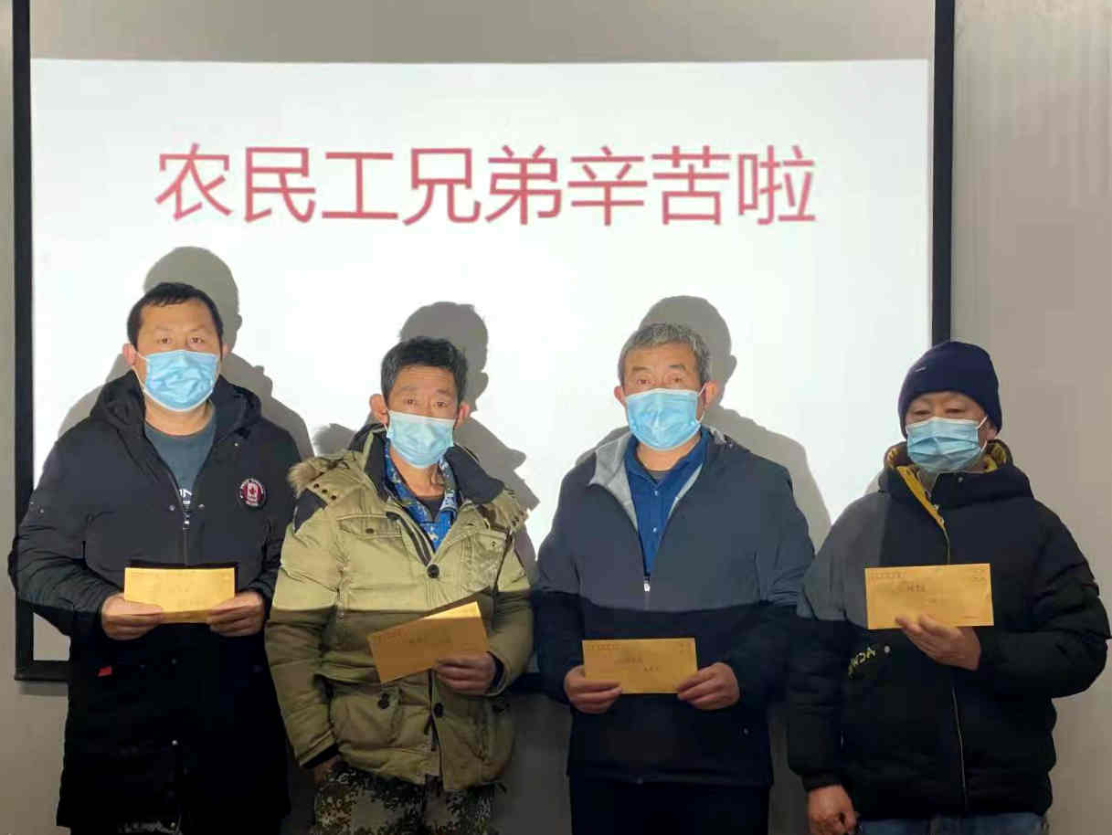 1遇困农民工收到救助金。.jpg