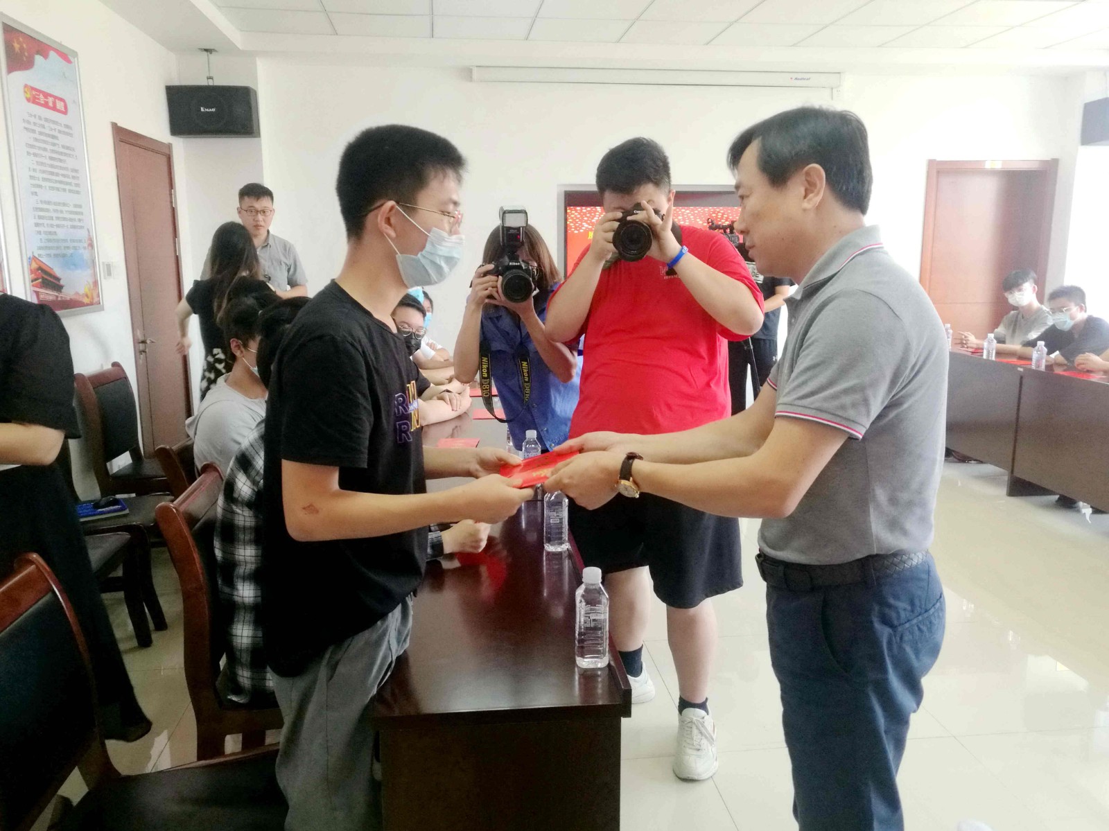 2威海国际公司工会主席李军海向遇困学生发放助学金。.jpg