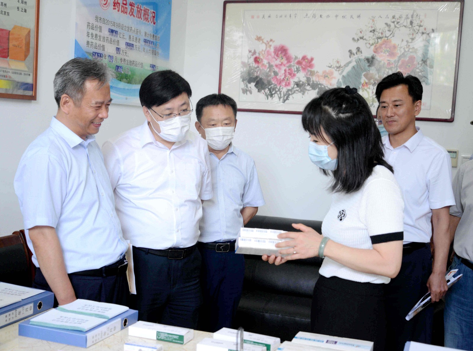 与会人员参观威海市慈善总会发药点.jpg