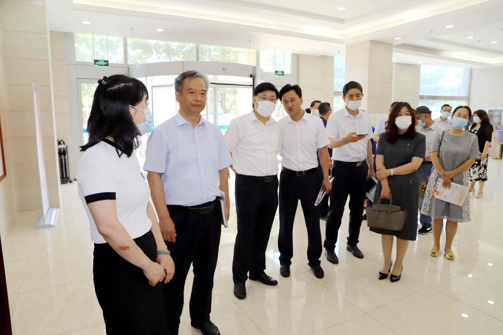 与会人员参与威海市民政局政府开放日活动.jpg