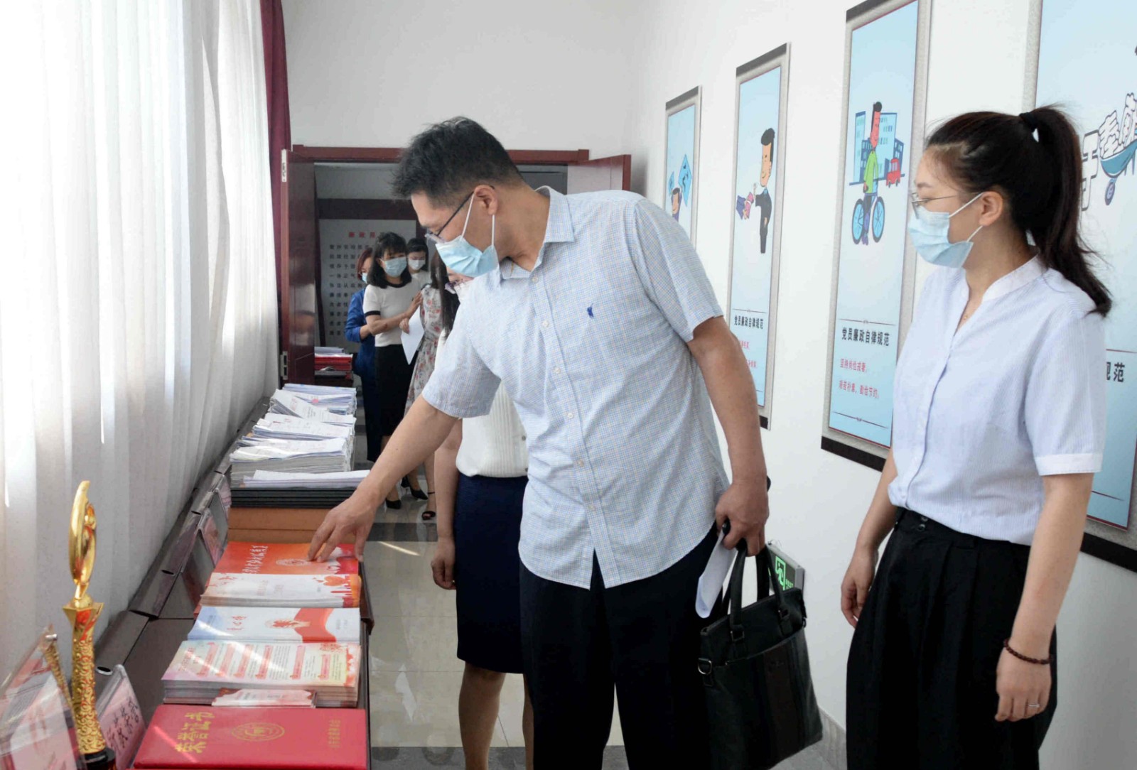 与会人员查看威海市慈善总会公开资料.jpg