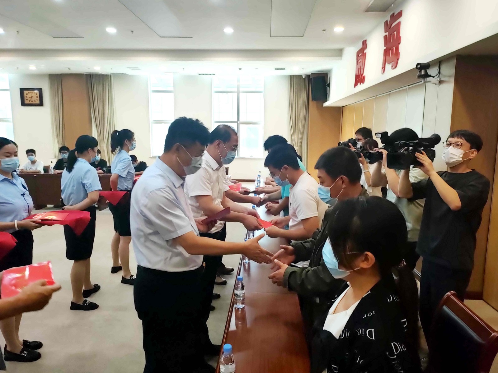 3乔新跃发放助学金.jpg