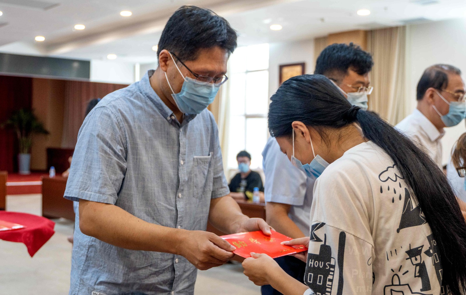 6魏楠发放助学金.jpg