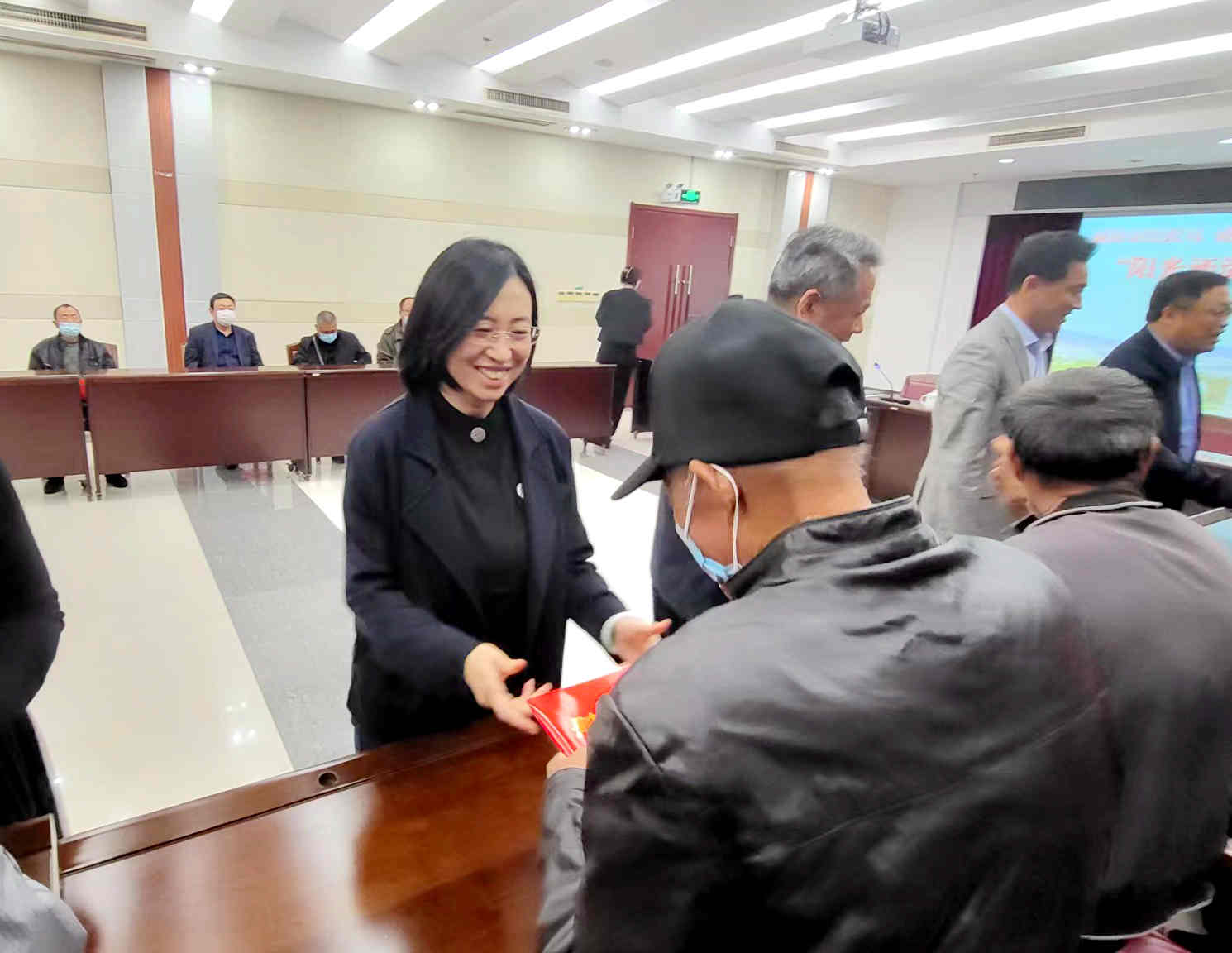 04李美发放救助金1.jpg