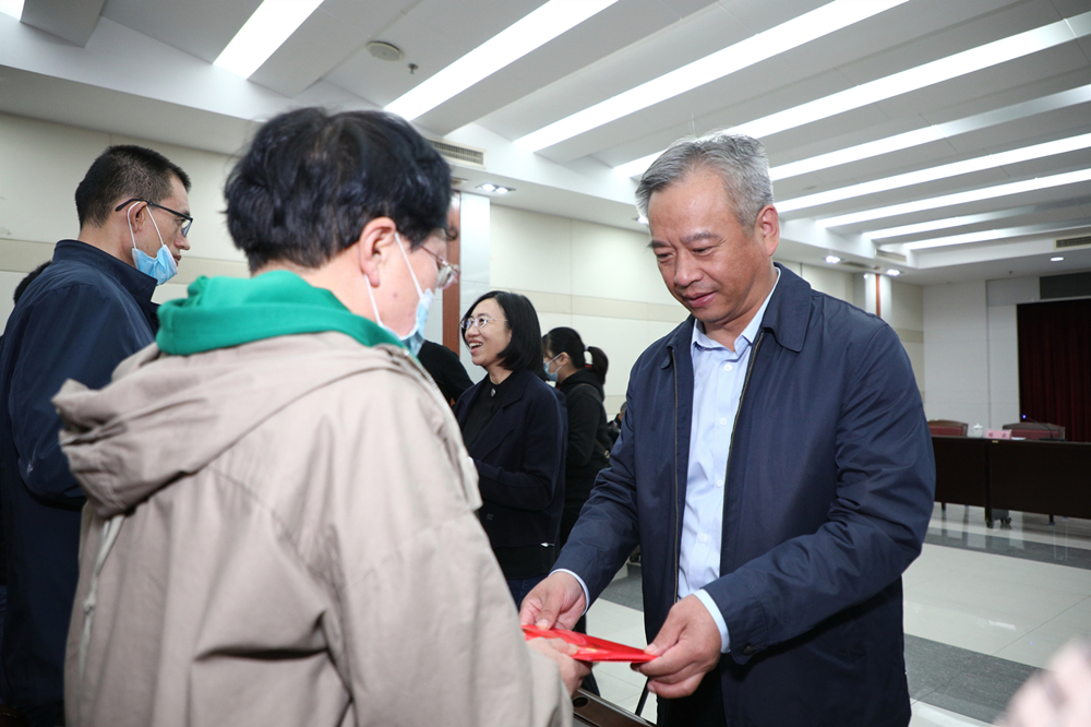 03孙局长发放救助金.jpg