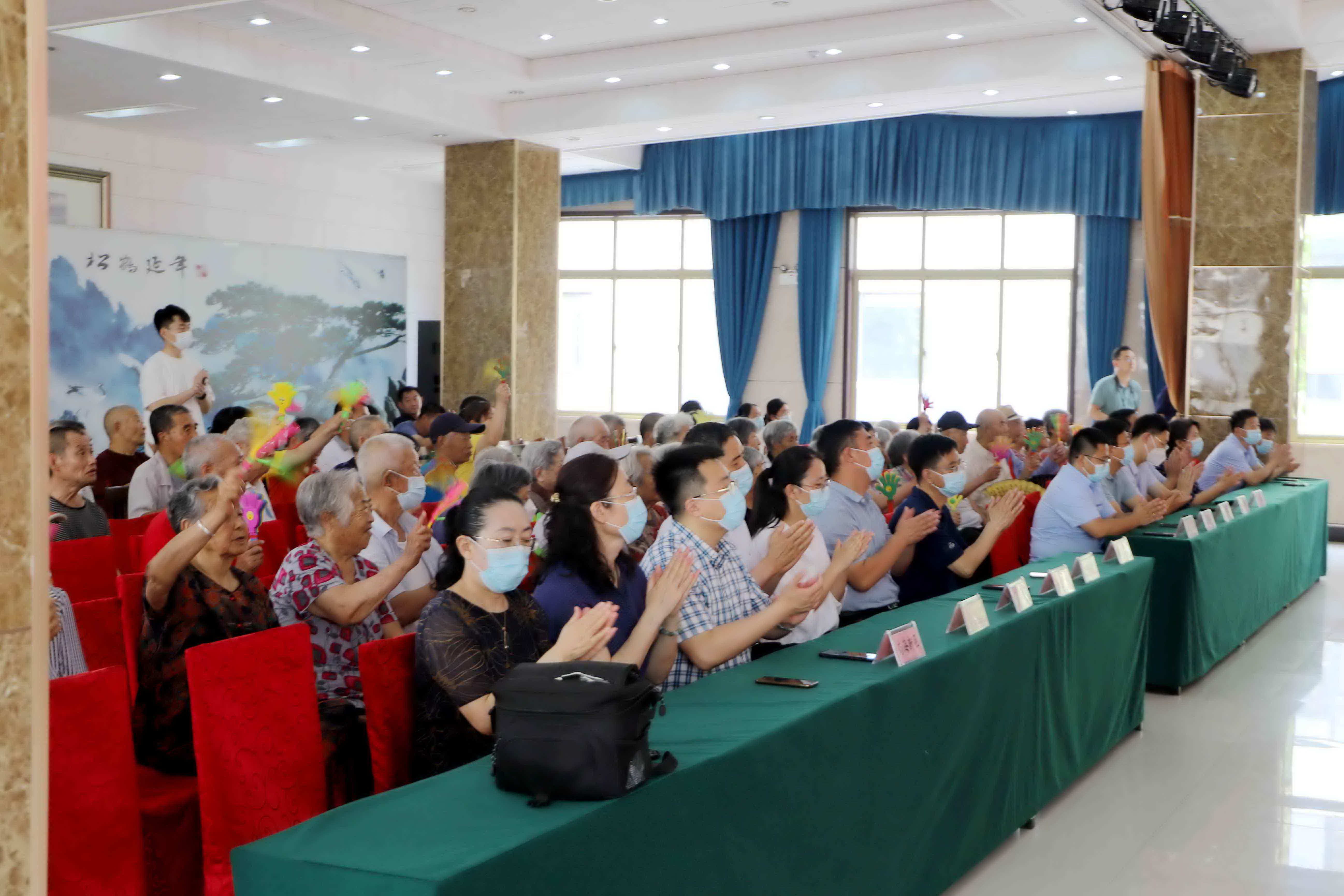 各区市慈善总会人员及东发老年公寓的老人们.jpg