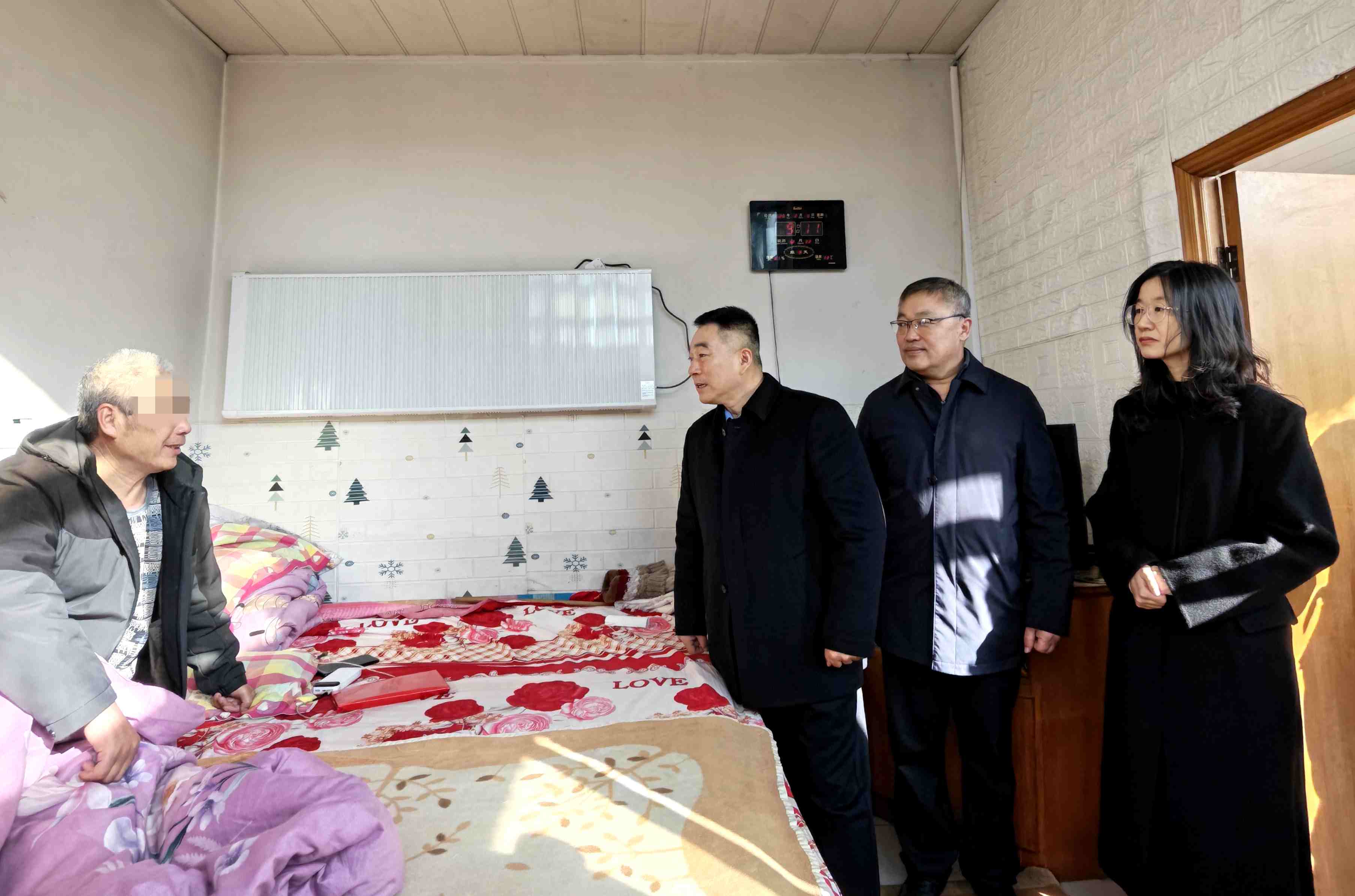 IMG_0002走访经区长年卧床患者.jpg