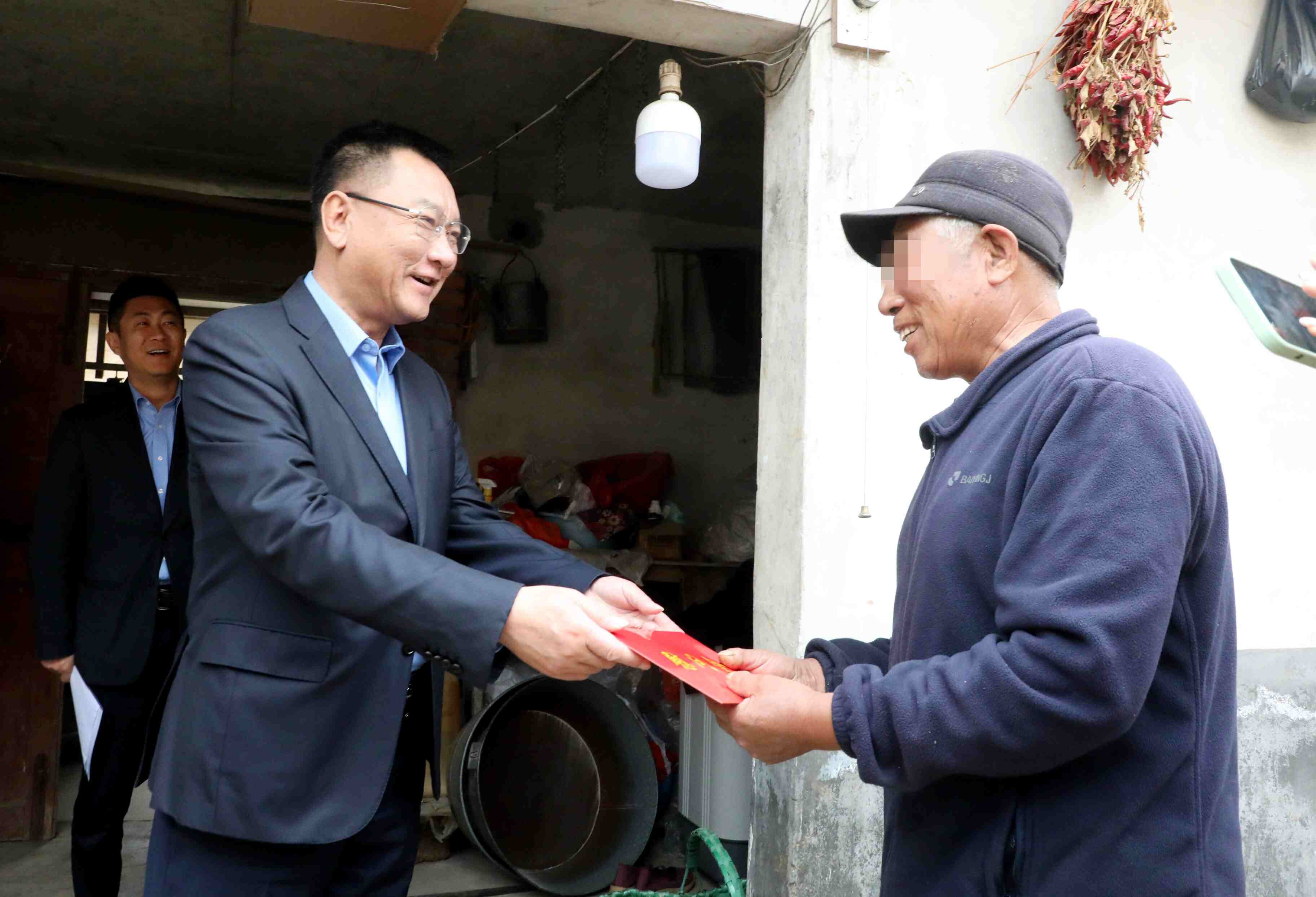 01（放第一段后面）向肾病患者发放救助金.jpg