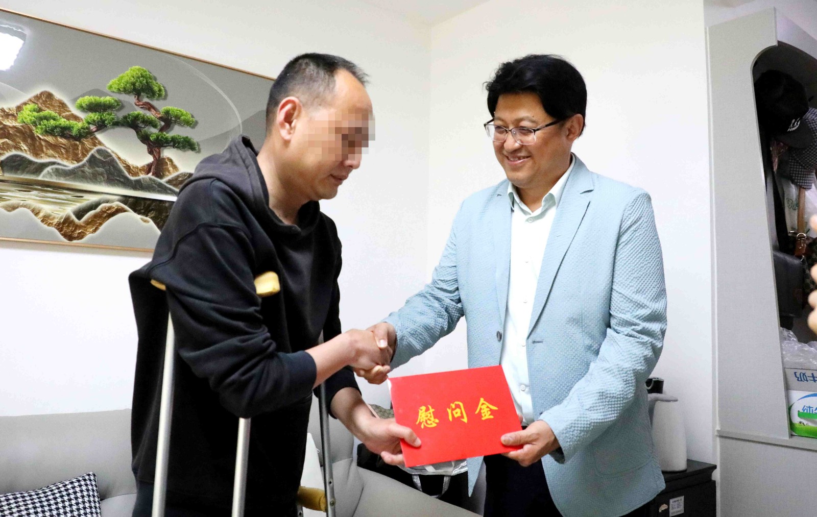 1张海波向患者发放救助金.jpg