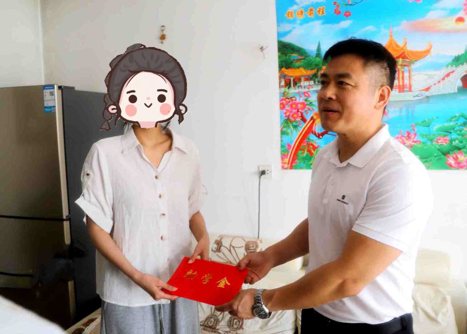 001（水印）陈明龙向遇困学生发放救助金.jpg