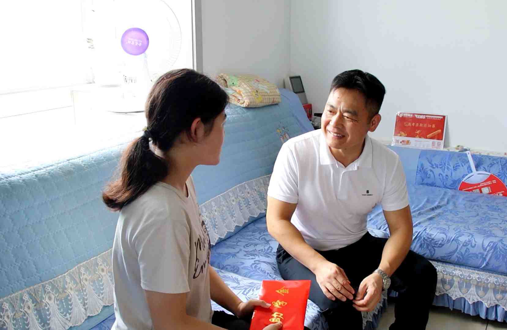 002陈明龙发放助学金.jpg