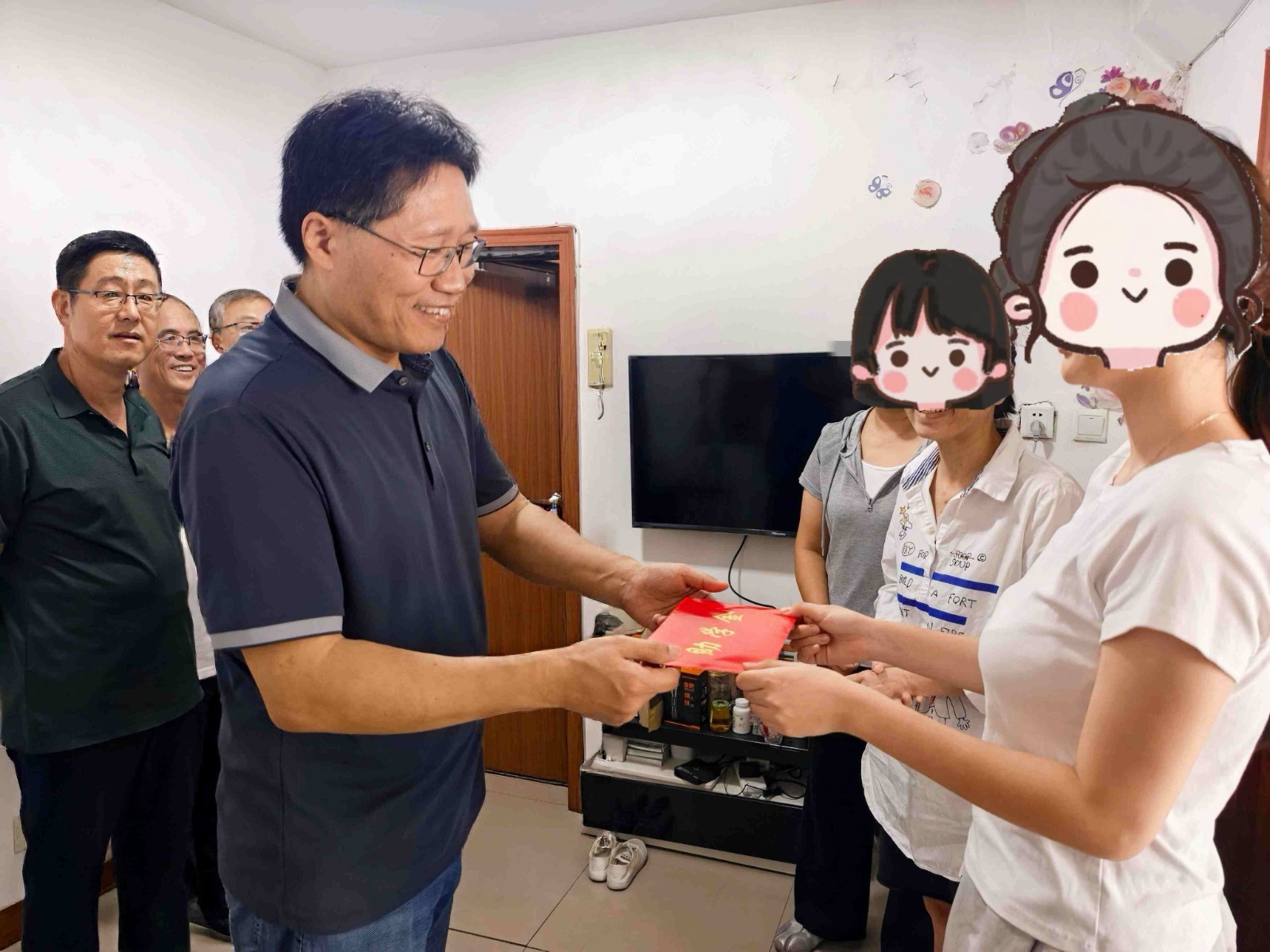 001（水印）魏楠向遇困学生发放助学金1.jpg