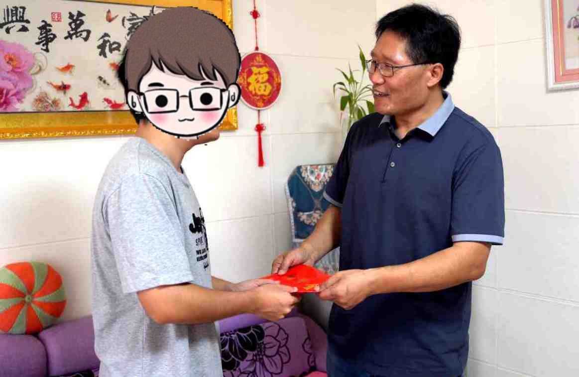 002（水印）魏楠向遇困学生发放助学金1.jpg